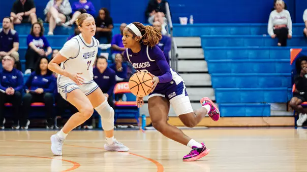 Kaylinn Kemp dribbling at HCU