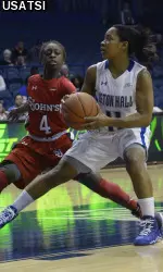 Ka-Deidre Simmons scored 20 points versus St. John's.