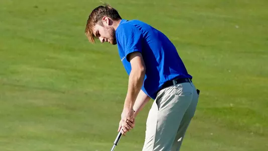 George Fricker putts at the Georgetown Invitational in the fall of 2022