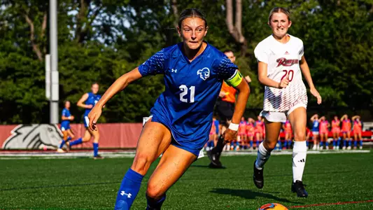 Natalie Tavana with the ball against Rider on August 25