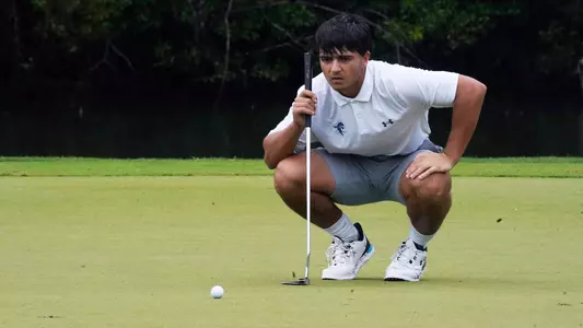 Eli Shah lines up a putt during the Golfweek Fall Challenge