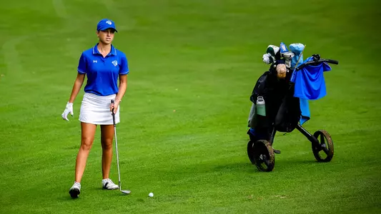 Marta Aguilar lines up a shot during a practice round in the fall of 2024