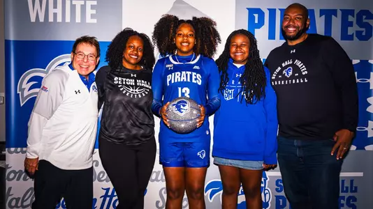 Jada Snow and her family pose for a photo during her official recruiting visit