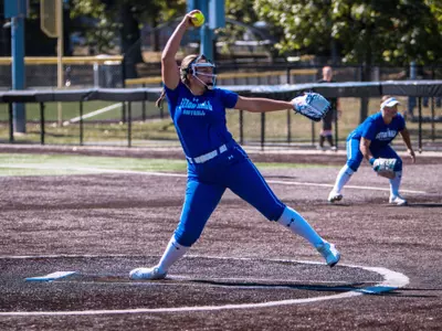 Kyra Kreuscher pitching