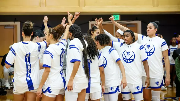 The 2025-26 Seton Hall WBB team huddles