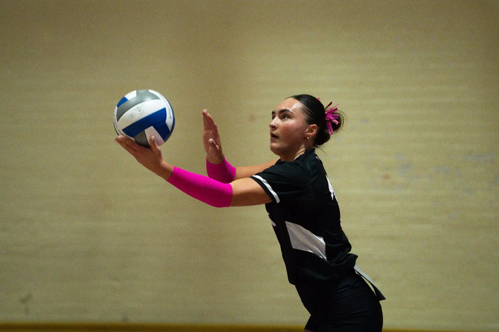 Jillian Shaneyfelt prepares to serve a ball.