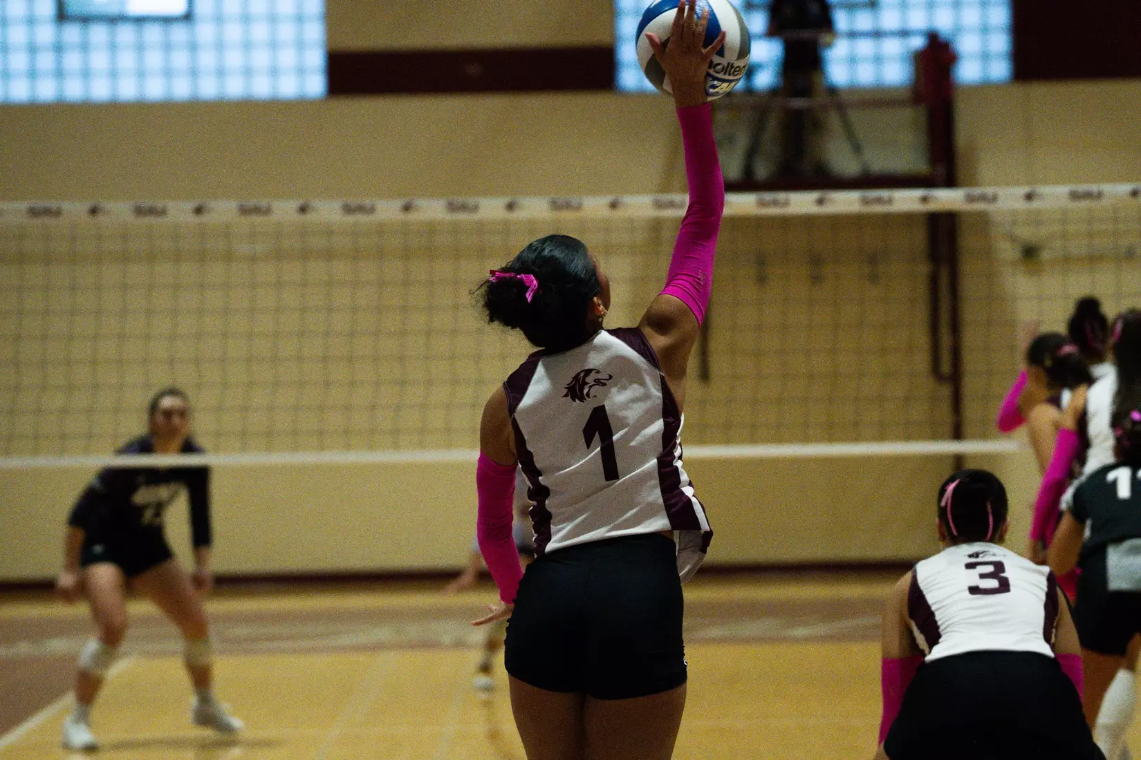 Dafne Sosa serves a ball.