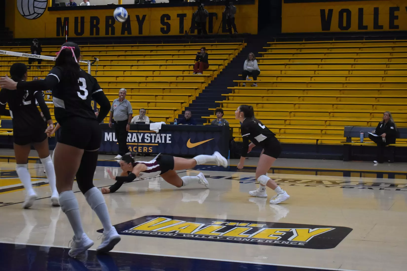 Jillian Shaneyfelt dives for a dig.