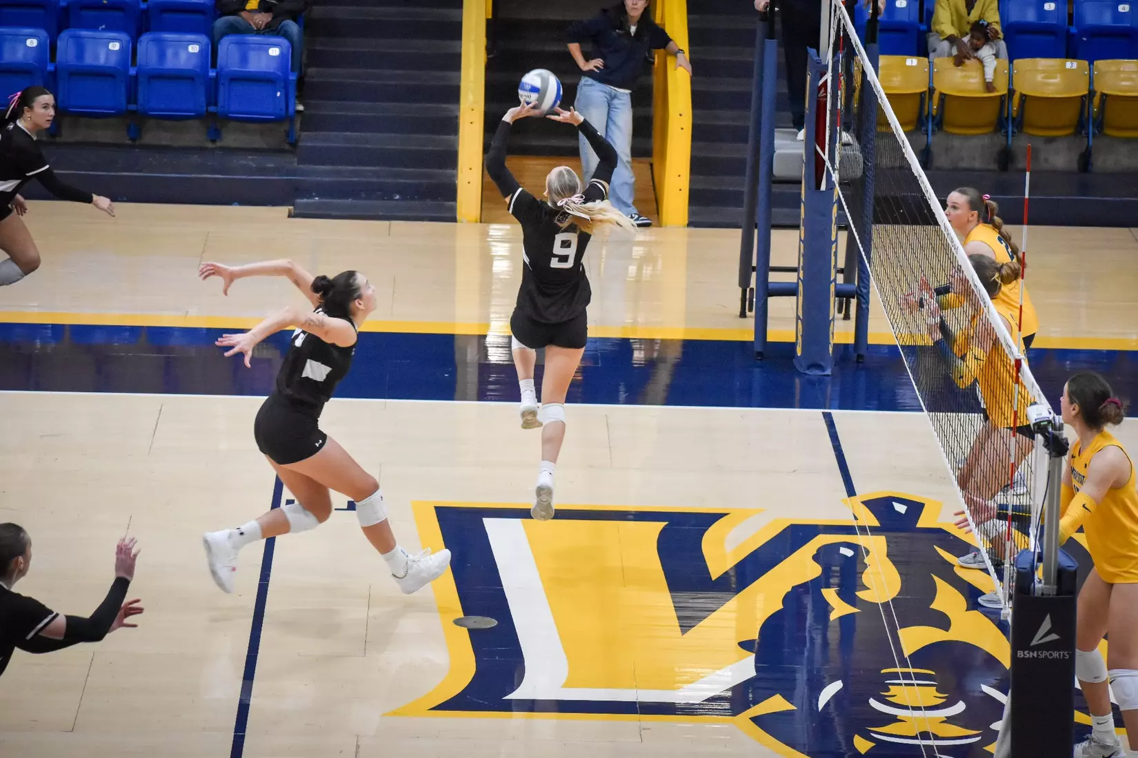 Lillian Dempkey sets a ball to Beatriz Piaia.