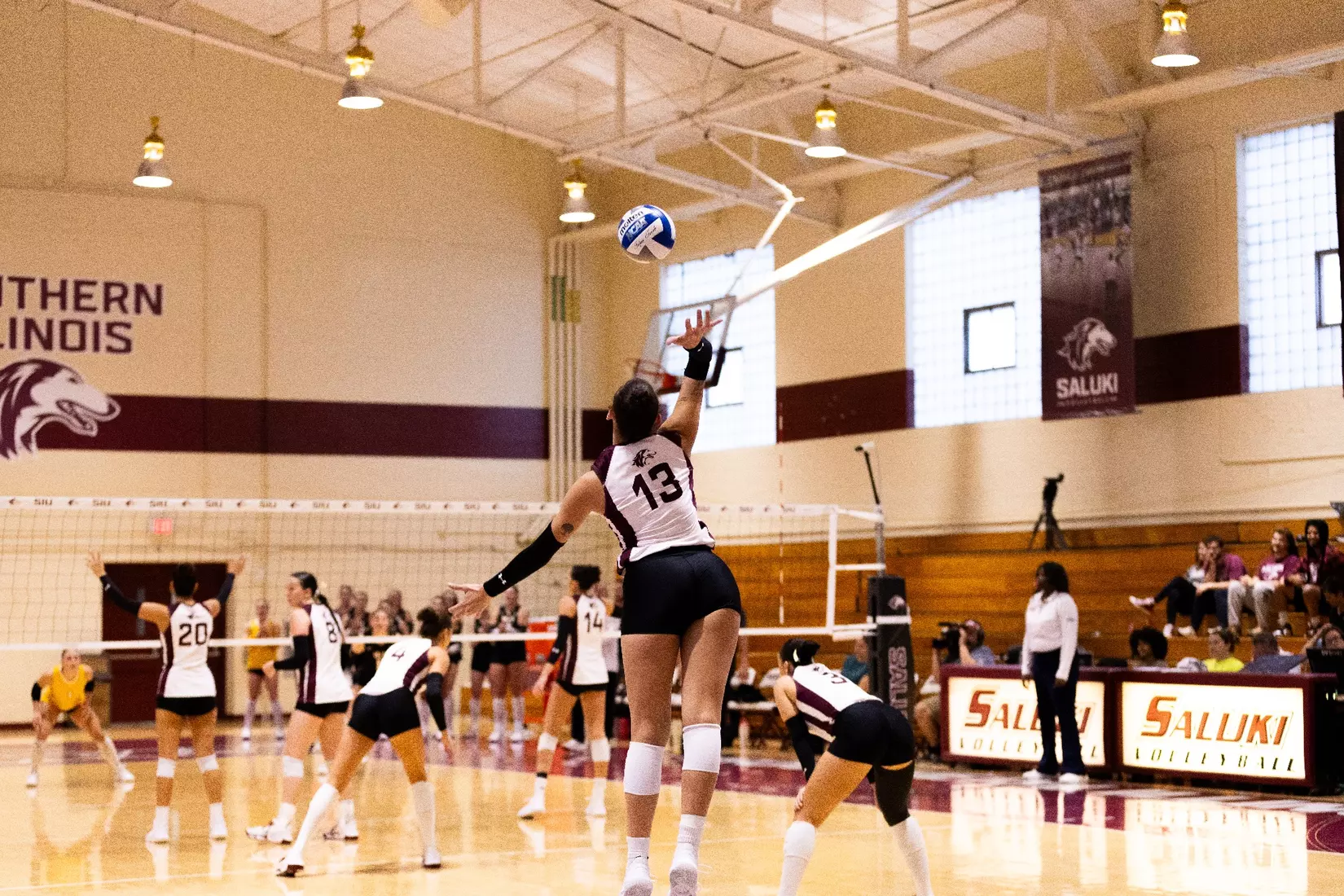 Beatriz Piaia serves a ball in the match.