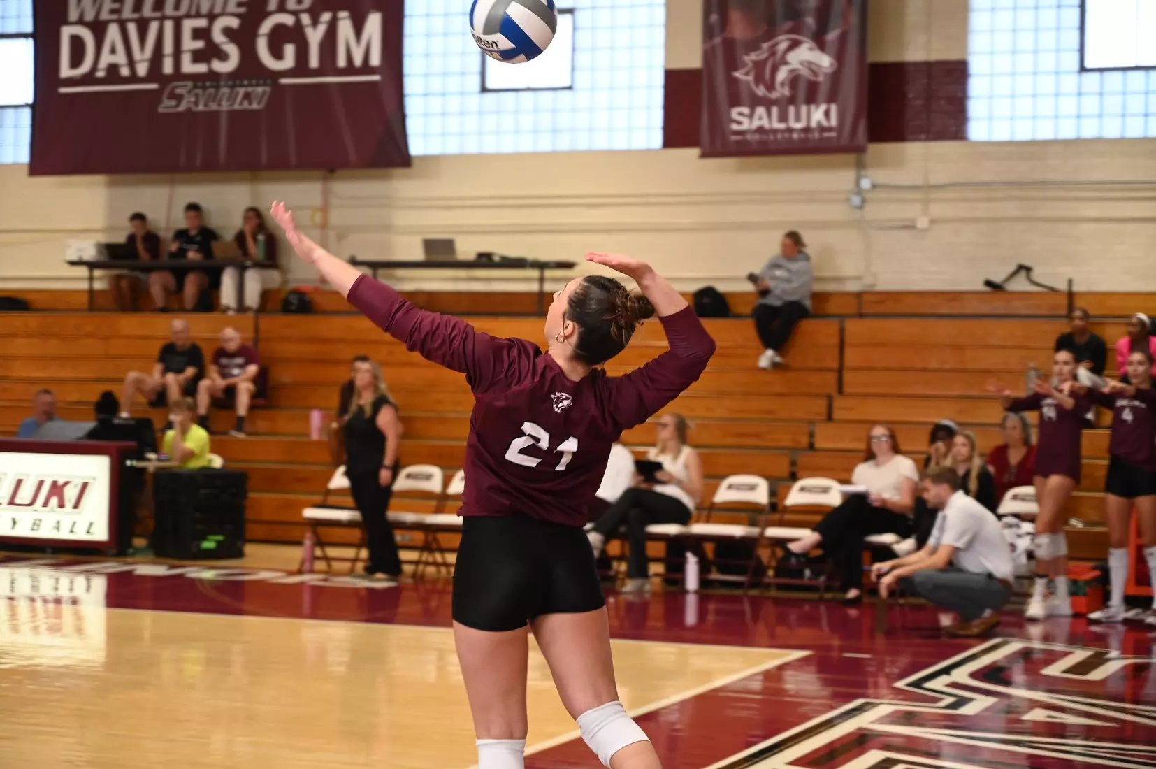 Isabella Del Real serves a ball.