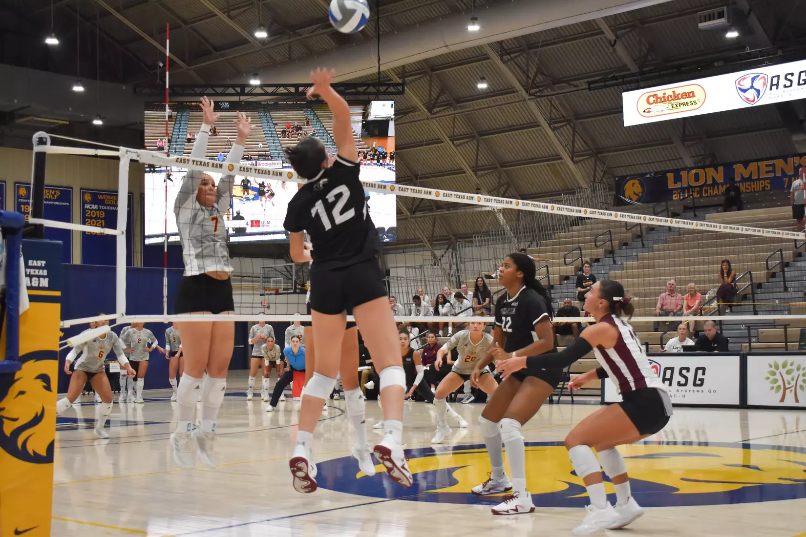 Carlota Mora jumps up for an attack.
