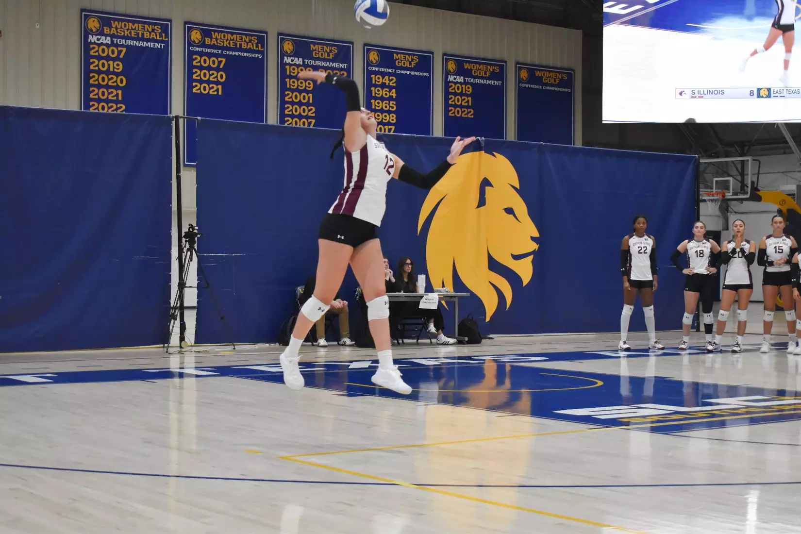Carlota Mora serves a ball.