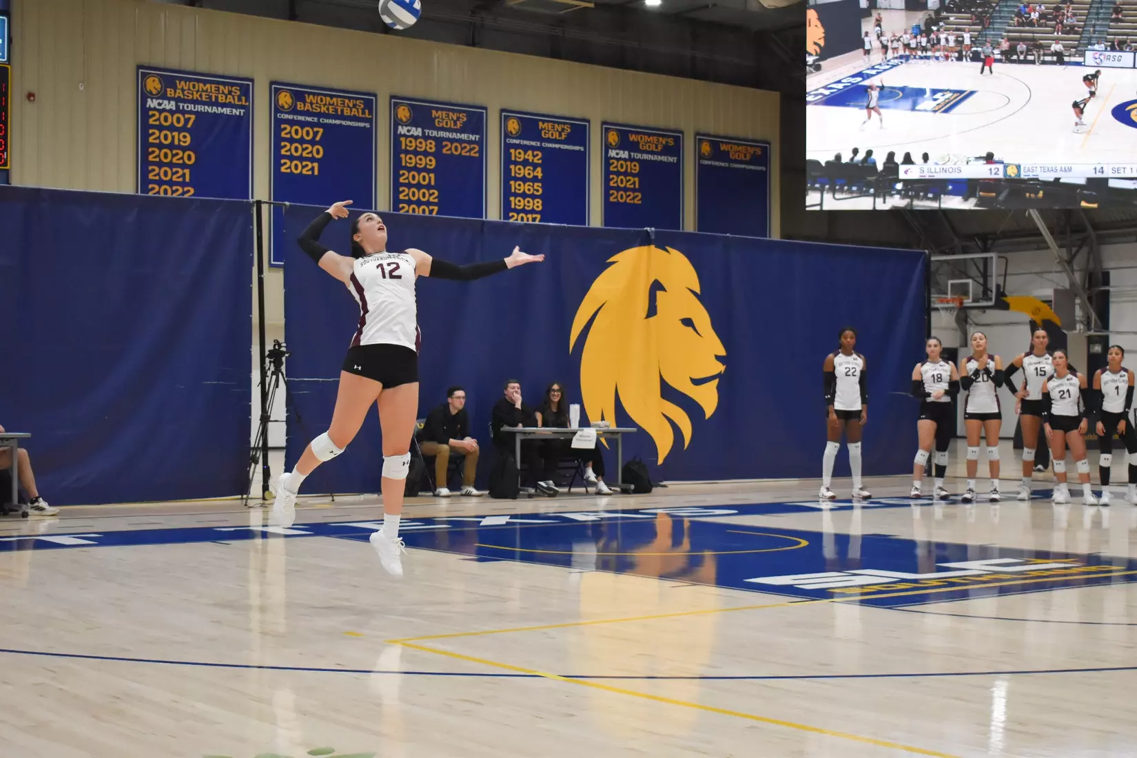 Carlota Mora serves a ball in the match.