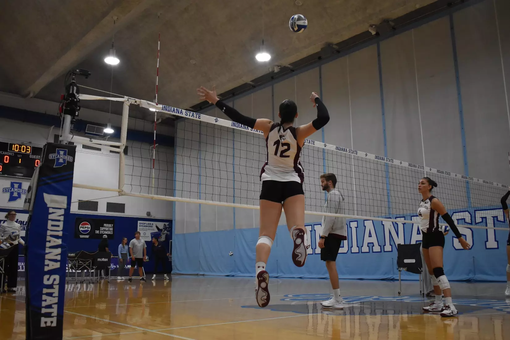 Carlota Mora prepares to attack a ball.
