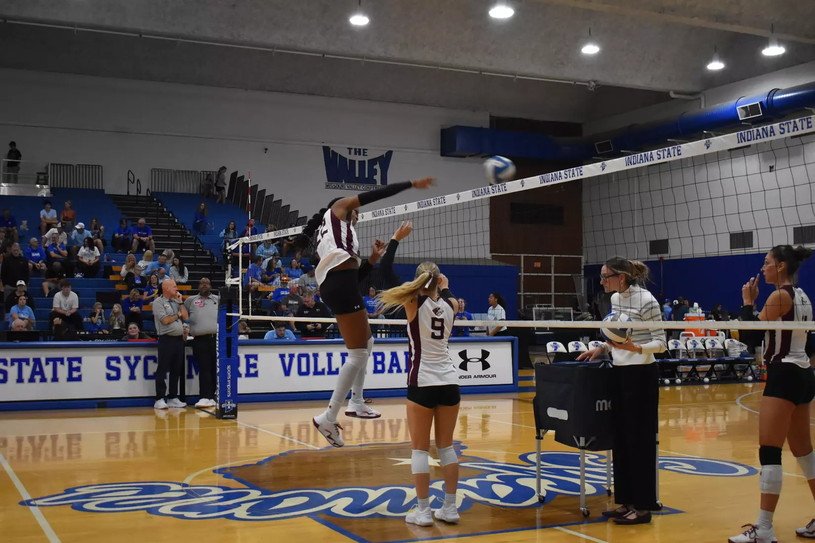 Chloe Anderson attacks a ball.