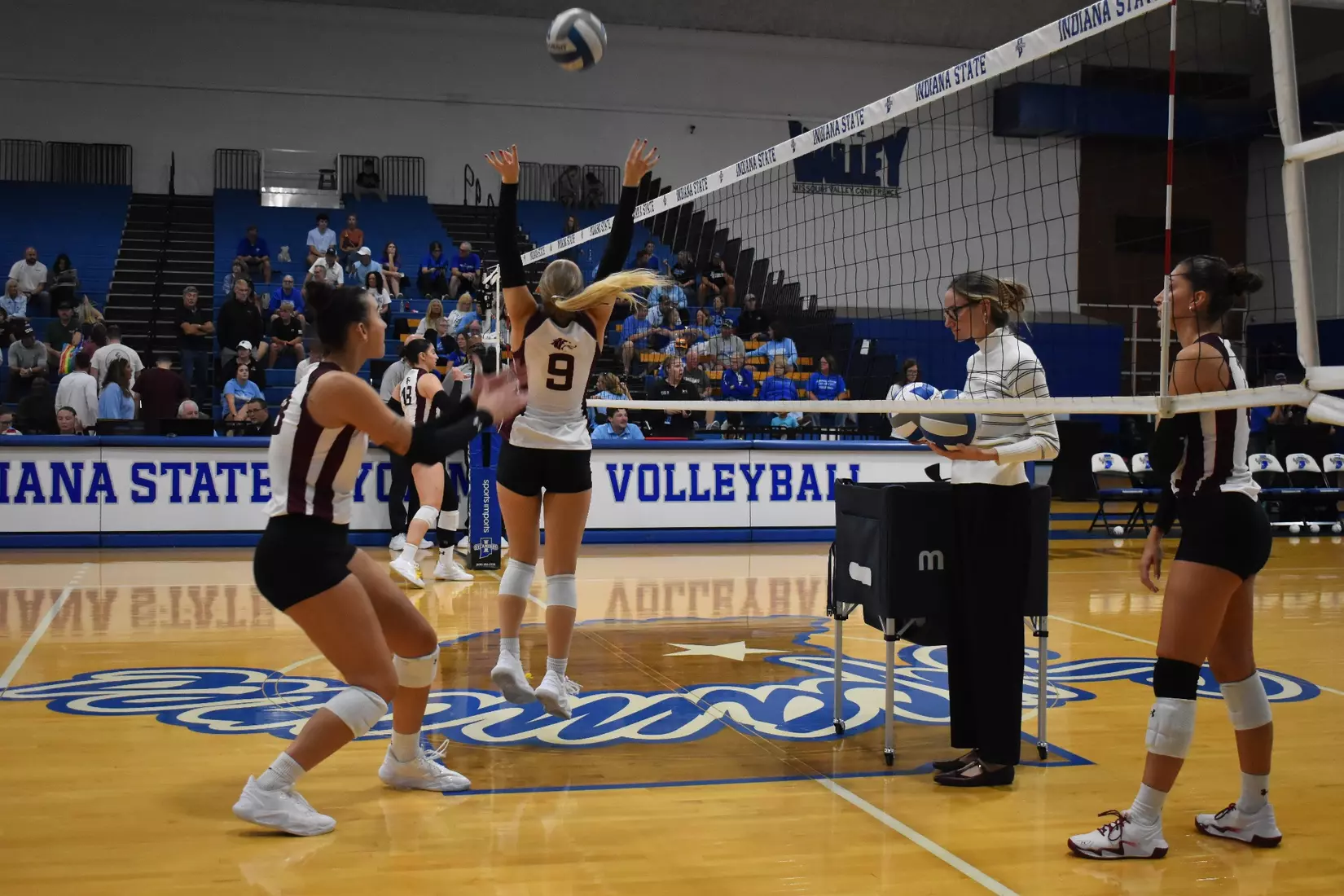 Lillian Dempkey sets a ball.