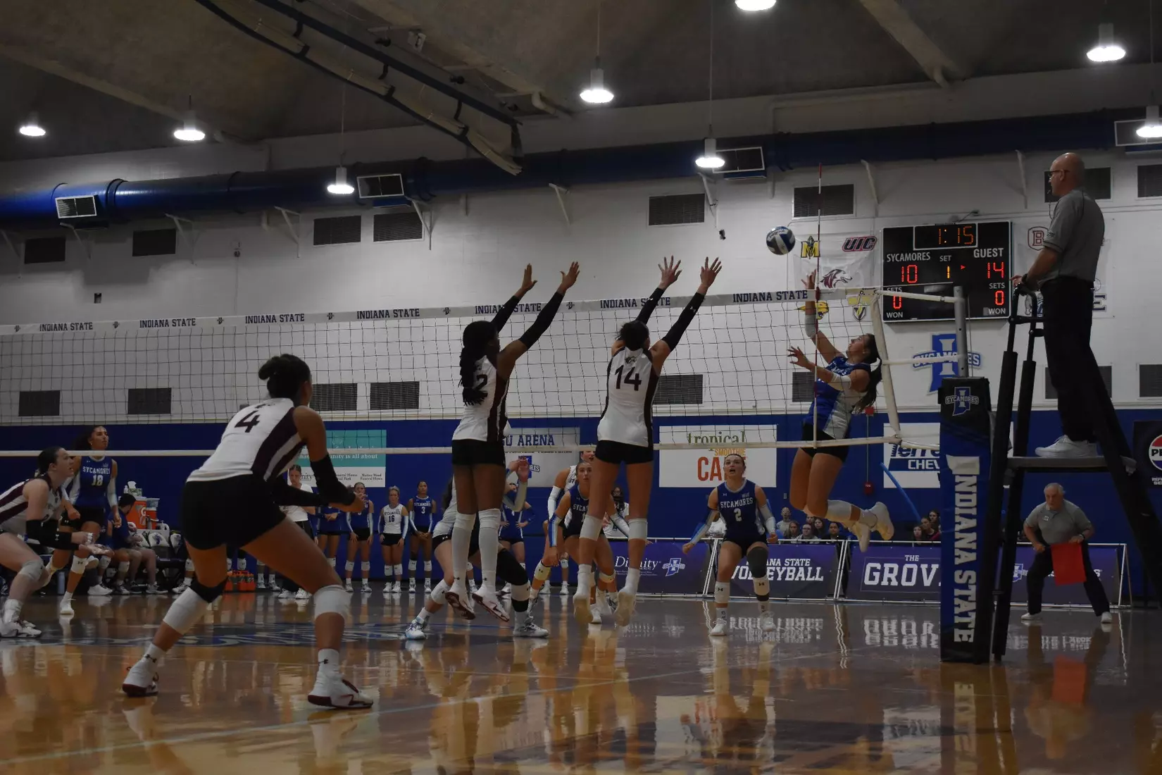 Ella Swasniger and Chloe Anderson go up for a block.