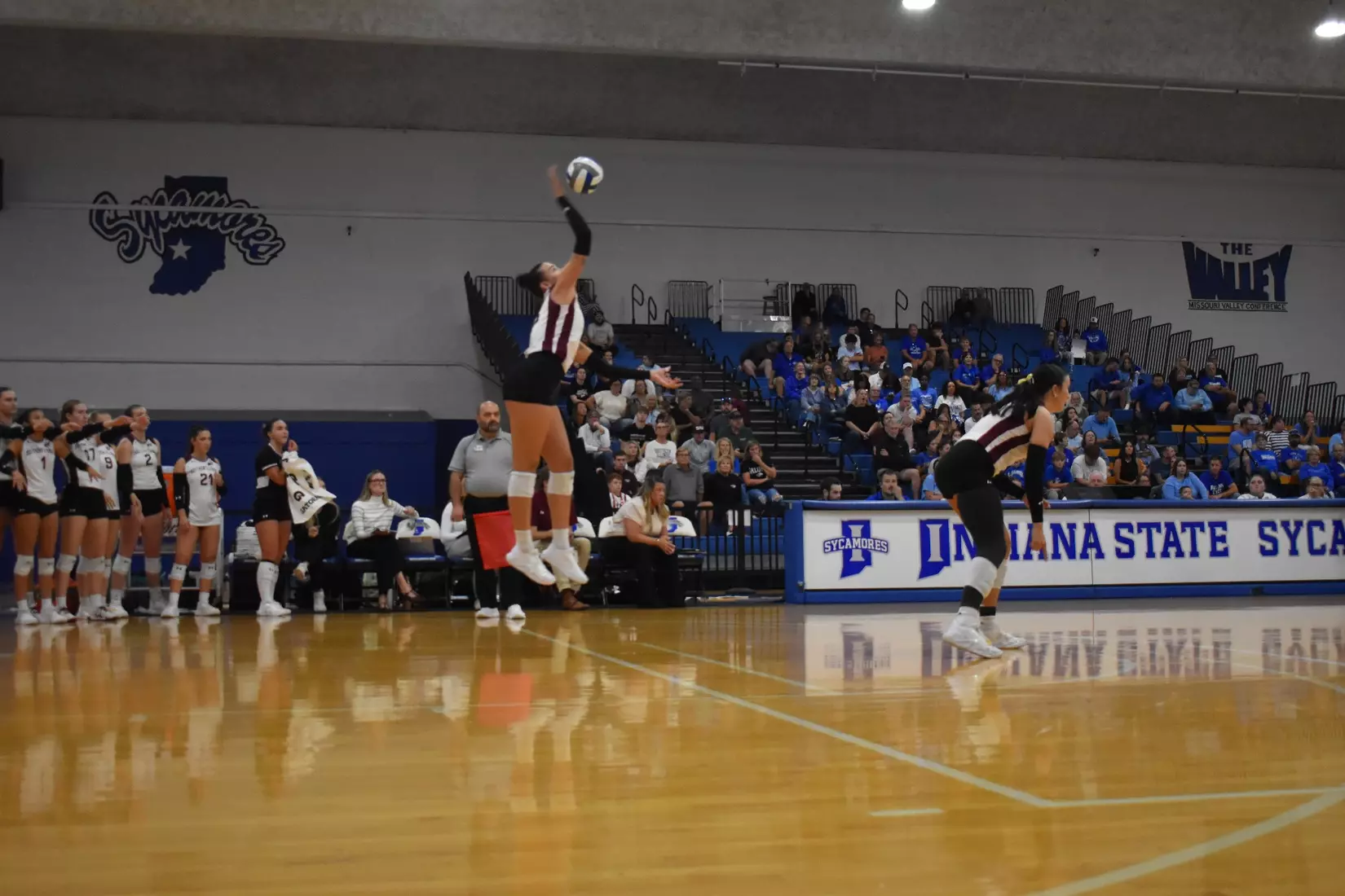 Beatriz Piaia serves a ball in the match.