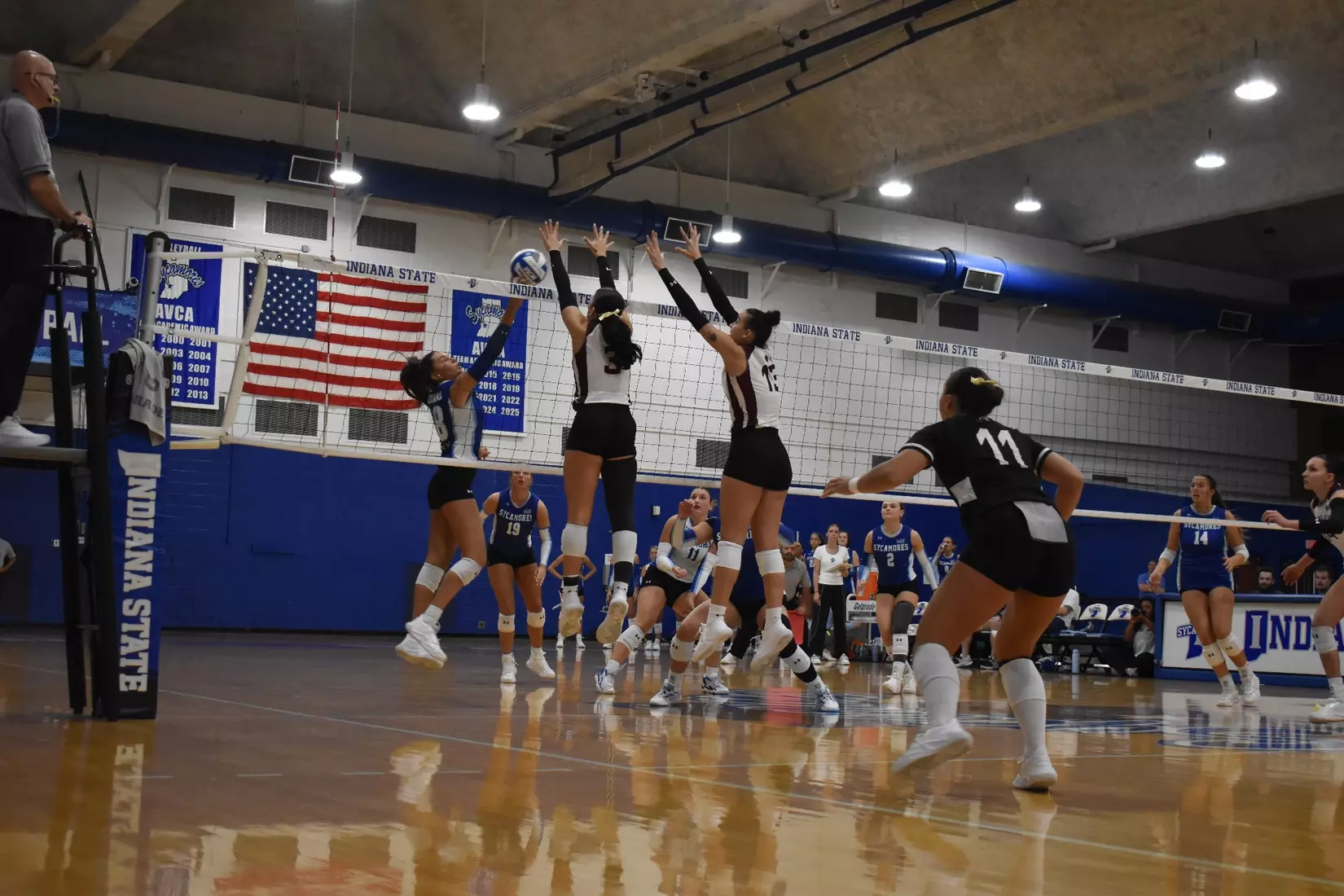 McKenzie Moeller and Beatriz Piaia go up for a block.