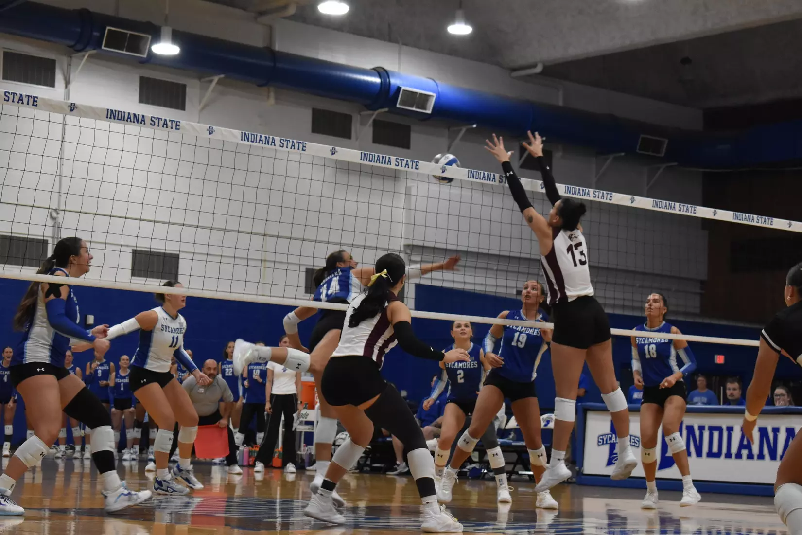 Beatriz Piaia blocks a ball.