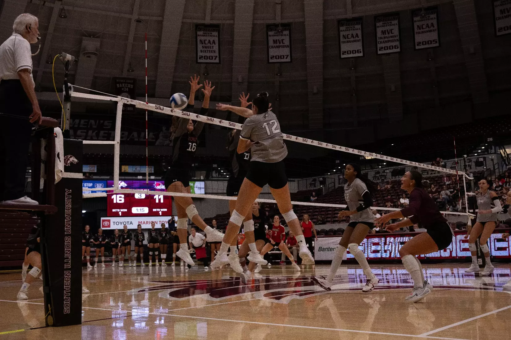 Carlota Mora attacks a ball.