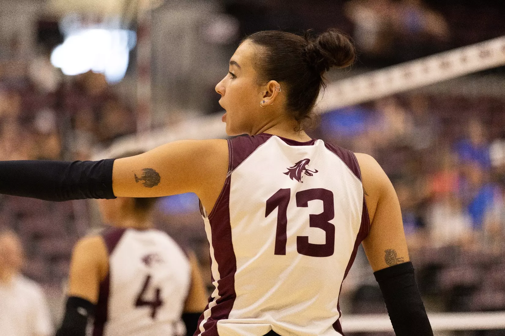 Beatriz Piaia points and directs the squad during the match.