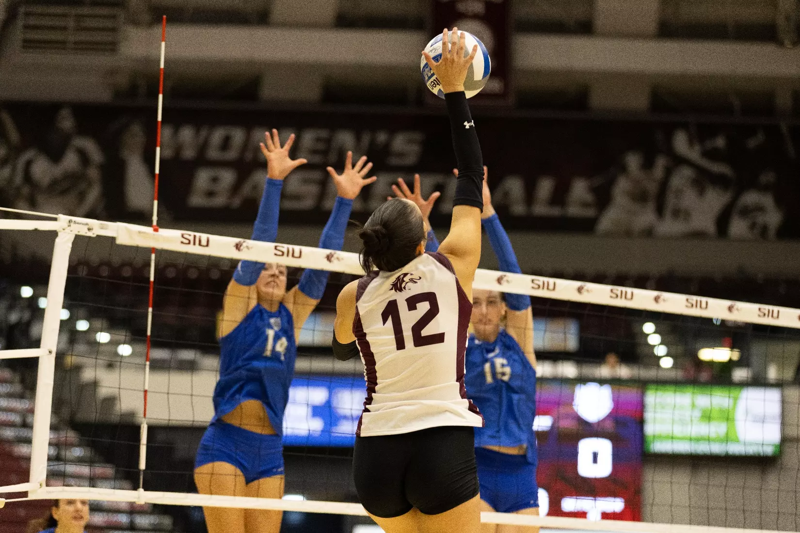 Carlota Mora attacks a ball.