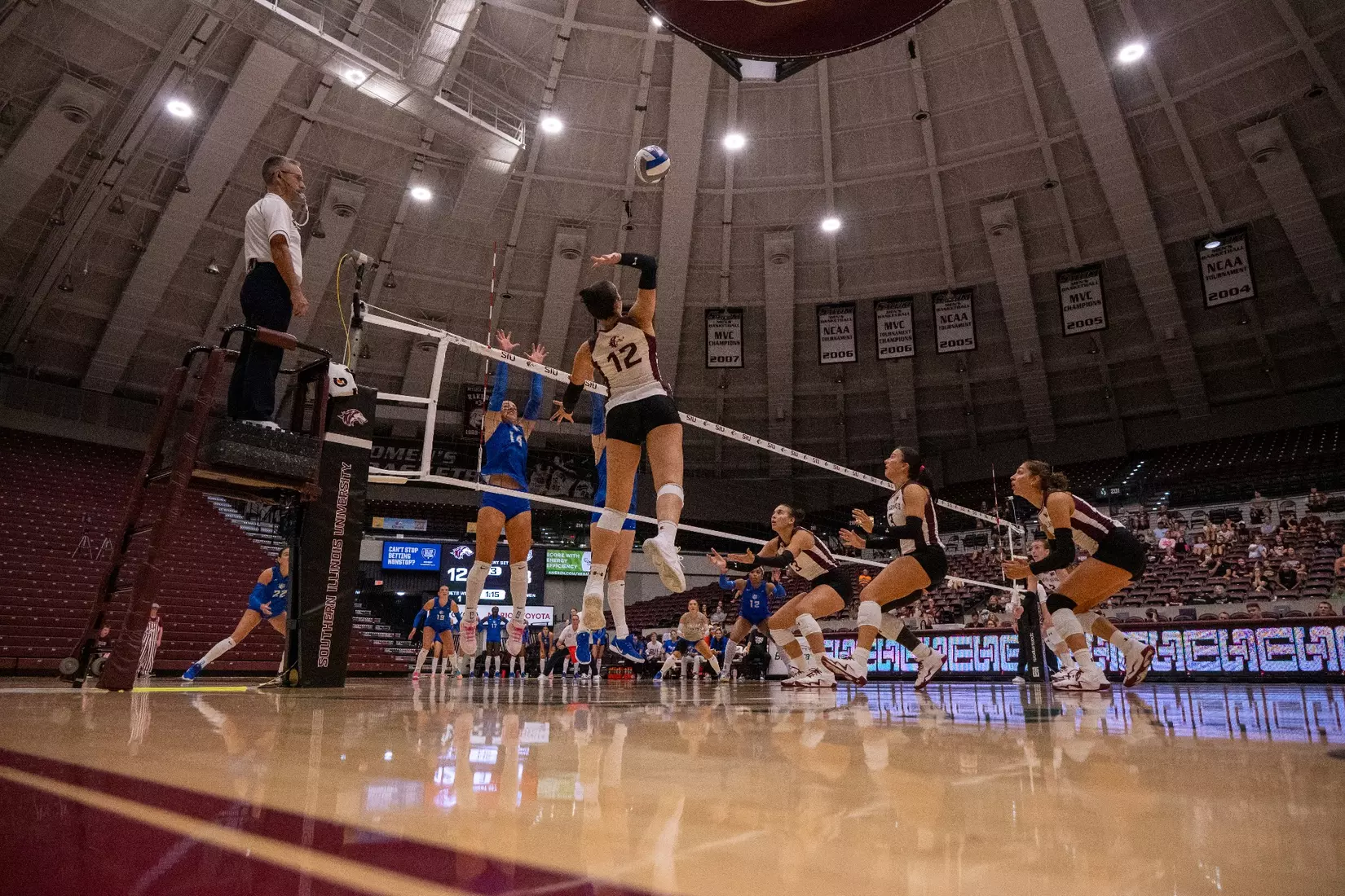 Carlota Mora swings her arm back for an attack.