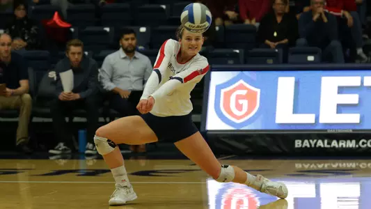 Lindsey Knudsen (17) digs the ball versus Gonzaga on Nov. 18, 2017, at McKeon Pavilion