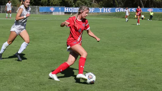 Hailey Prentice dribbles upfield