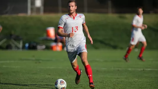 Valentin Kurz dribbles upfiedl