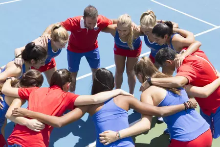 2016 women's tennis huddle 4