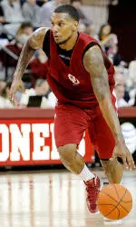 White Beats Red in Men's Hoops Scrimmage