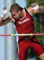Pole Vaulters Fall Short in Finals