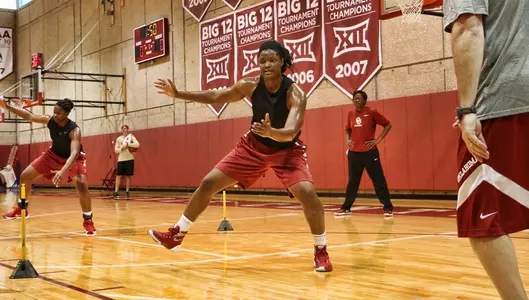 Sooners Hold Fast-Paced First Practice