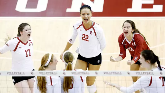 Saturday Kicks Off With Free Volleyball