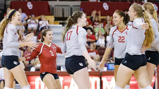 Volleyball Ends NIKE Invite in Convincing Fashion