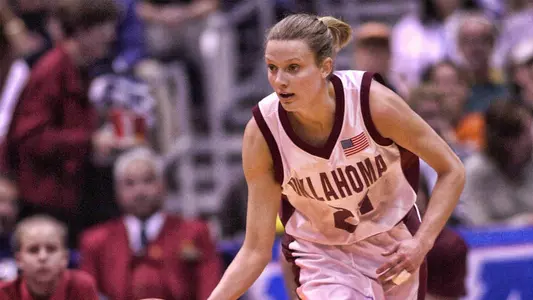 Stacey Dales Earns Distinguished Alumni Award