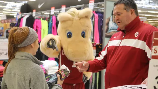 Sooners Give Back with Fansgiving