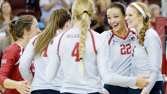 Volleyball Downs UTEP, UMKC in Straight Sets