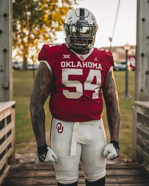 Oklahoma Sooners
Marquis Hayes Uni Shoot
Oklahoma Football
Norman, Oklahoma
Start Time: 6 PM CT
Shoot Date: September 21, 2021
Photo by John Baker/OU Football