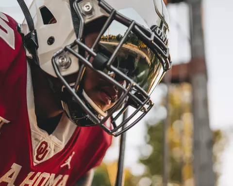 Oklahoma Sooners
Marquis Hayes Uni Shoot
Oklahoma Football
Norman, Oklahoma
Start Time: 6 PM CT
Shoot Date: September 21, 2021
Photo by John Baker/OU Football