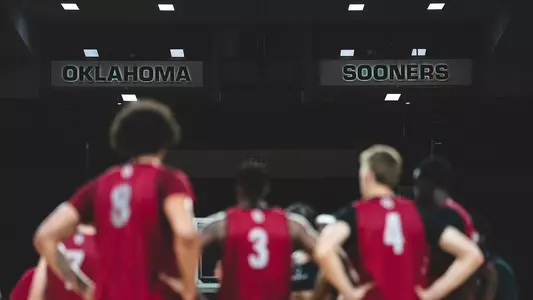 Picture of an OU men's basketball huddle during practice