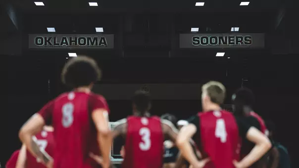Picture of an OU men's basketball huddle during practice
