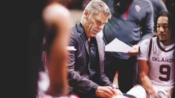 Picture of Porter Moser drawing up a play in a game against Nebraska