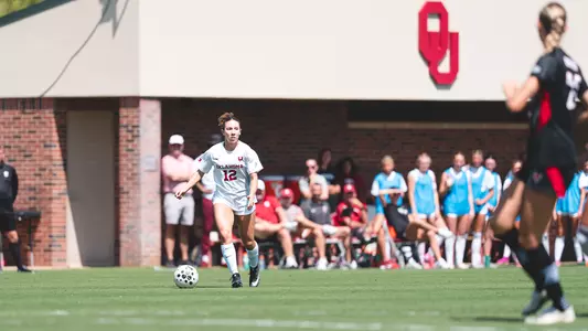 Alexis Washington dribbling the ball up the field against Omaha