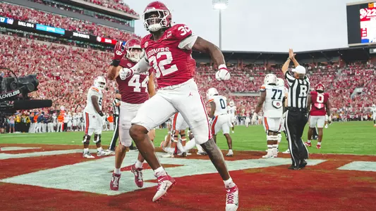 R Mason Thomas celebrating a sack against Auburn