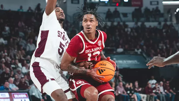 Tae Davis driving to the basket at Mississippi State