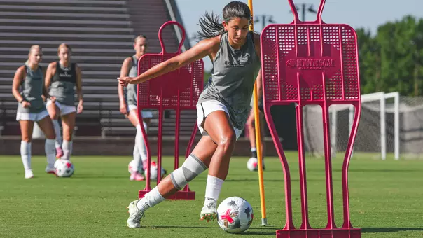 Fernanda Dantas dribbling up the field during training